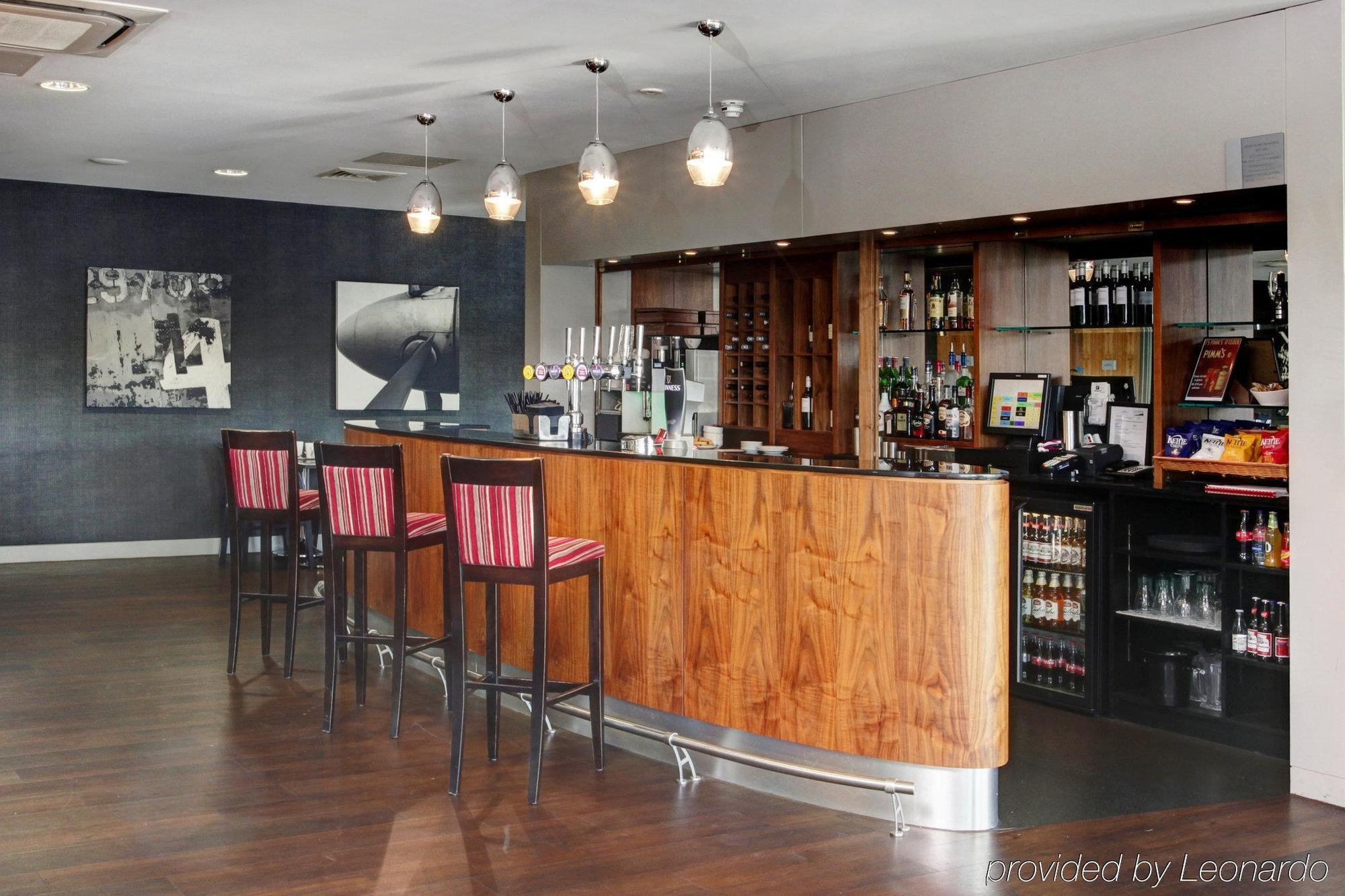 Holiday Inn London Luton Airport By Ihg Exterior foto